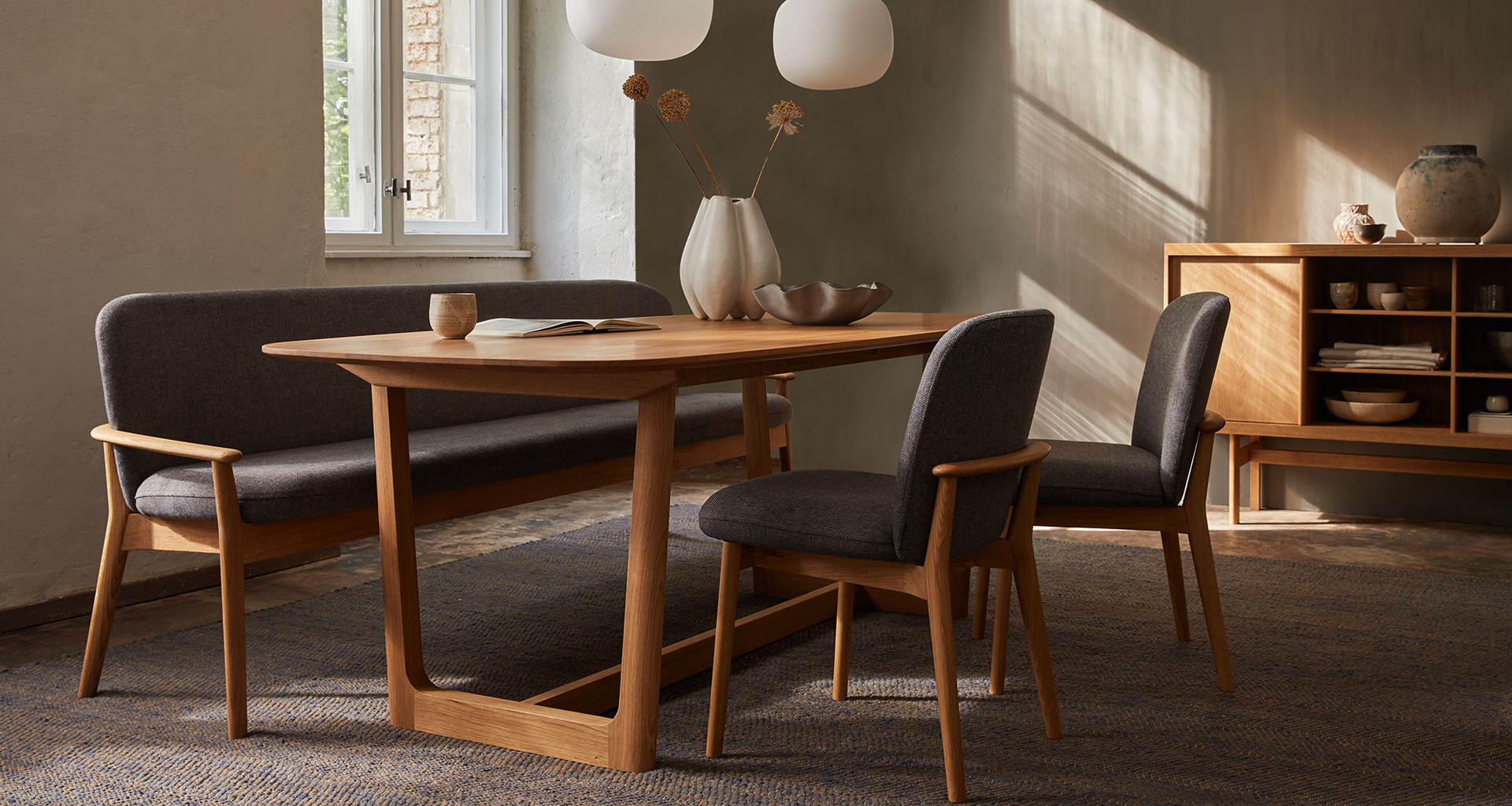 Massivholztisch Kilian mit Bank und Stühle im Esszimmer