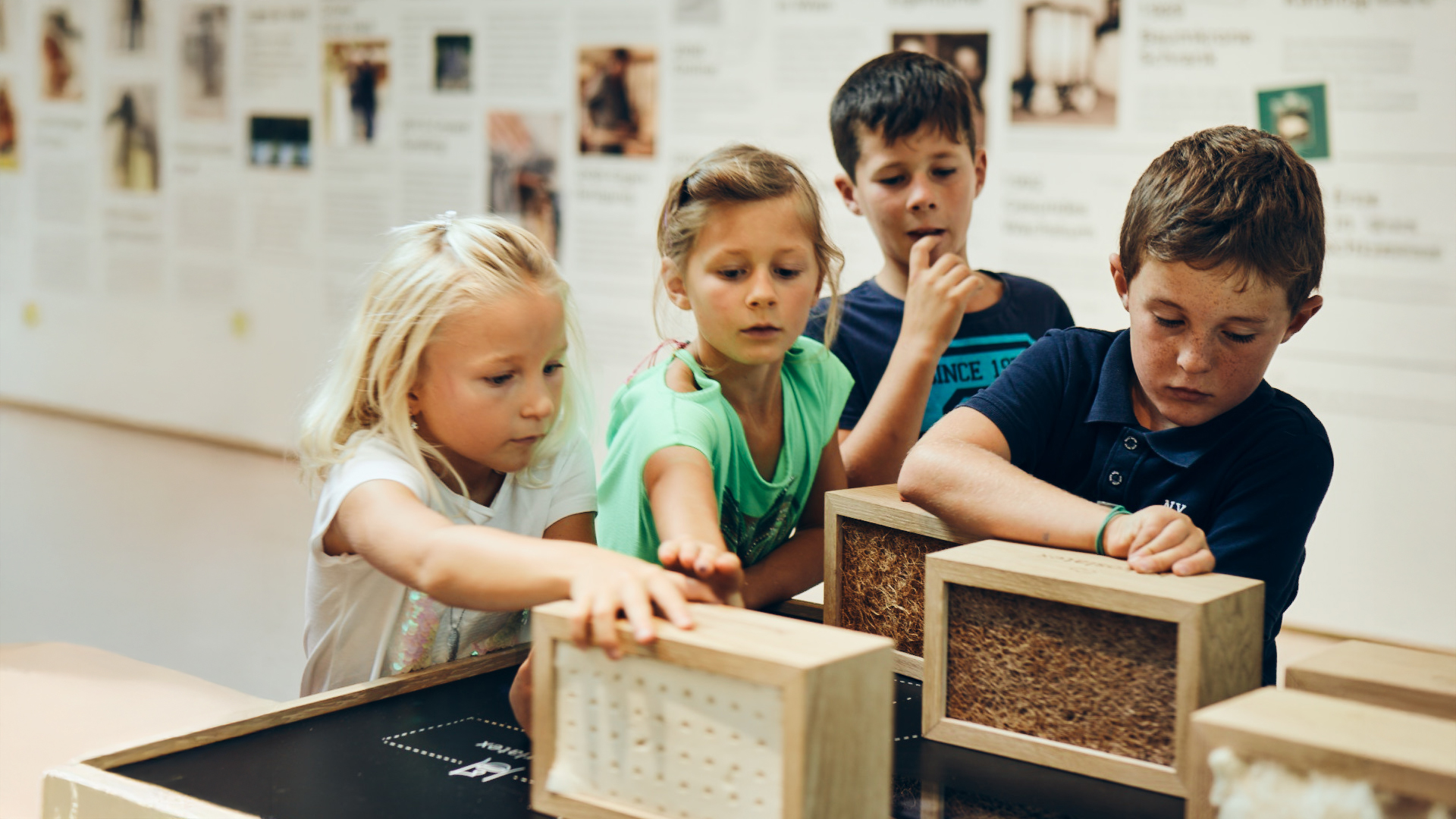 Kinder lernen gemeinsam und fühlen Naturmaterialien