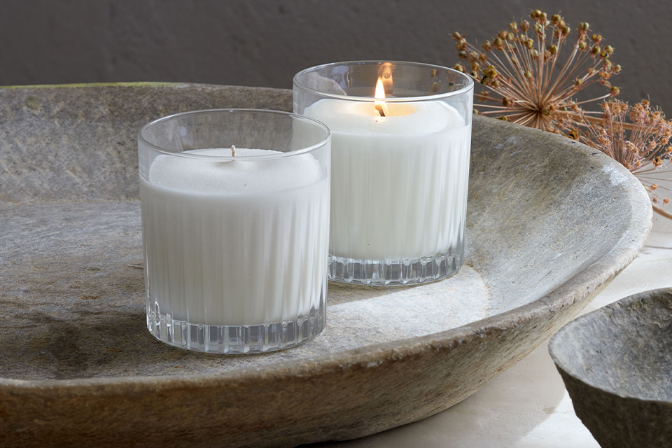 Zwei Kerzen auf Tablett sorgen für warme ruhige Atmosphäre