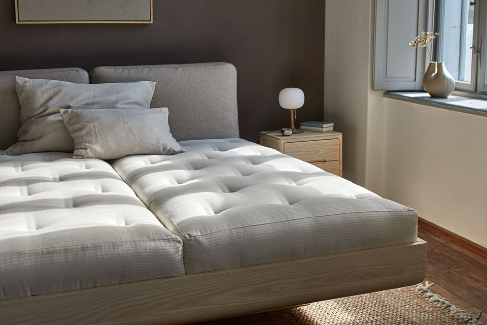 Doppelbett mit zwei Naturmatratzen in einem Schlafzimmer