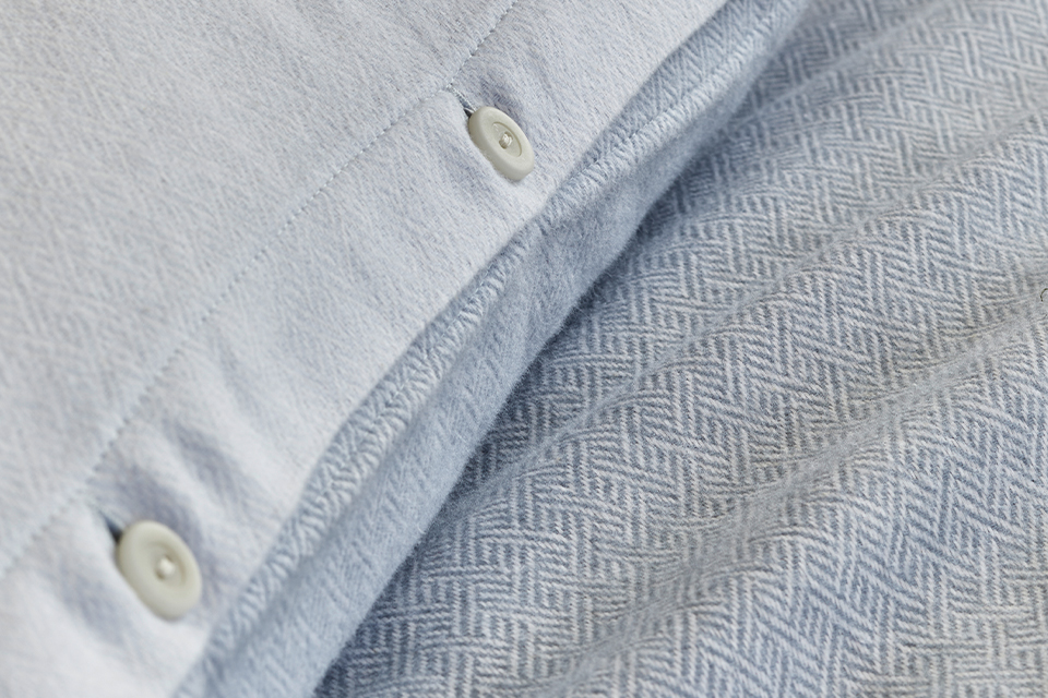 Zierkissenhülle mit Steinnussknöpfen