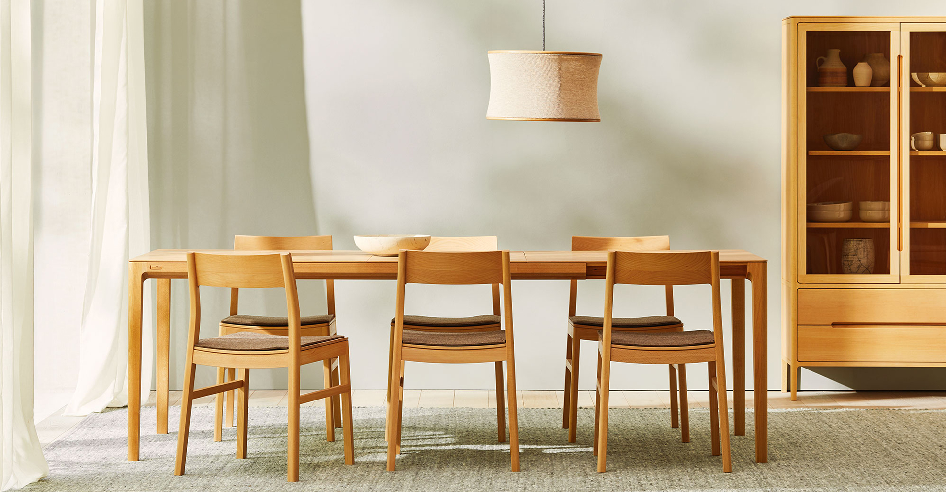 Massivholztisch Tenso mit Stühle im Esszimmer