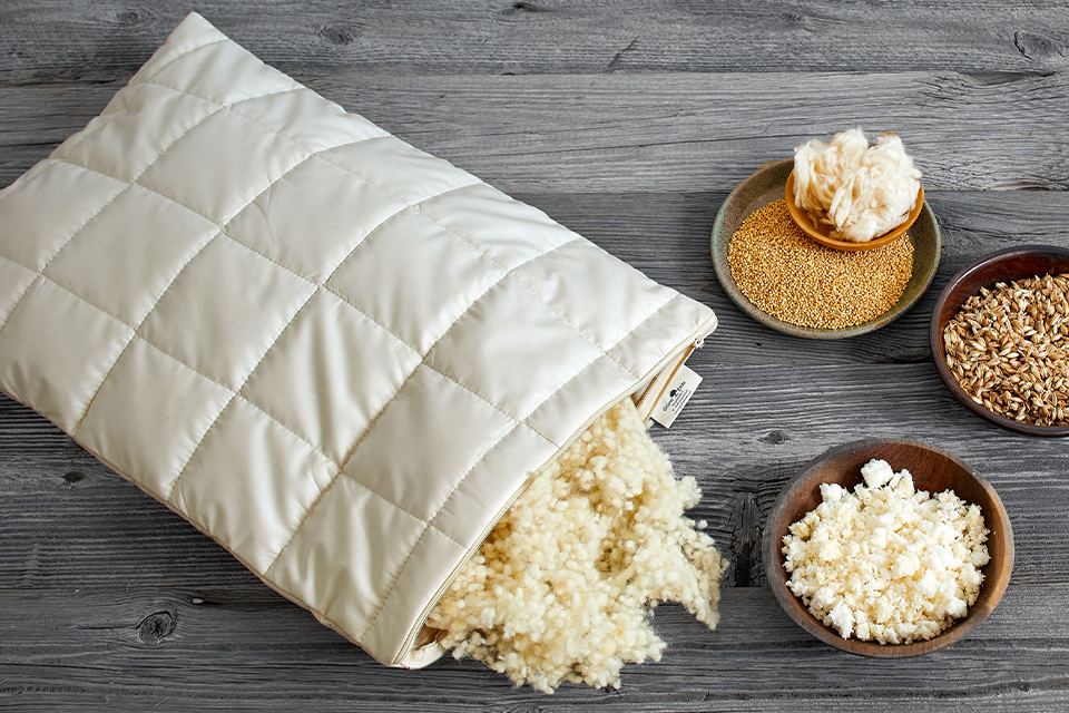 Kissen-Füllmaterialien in Schüsseln