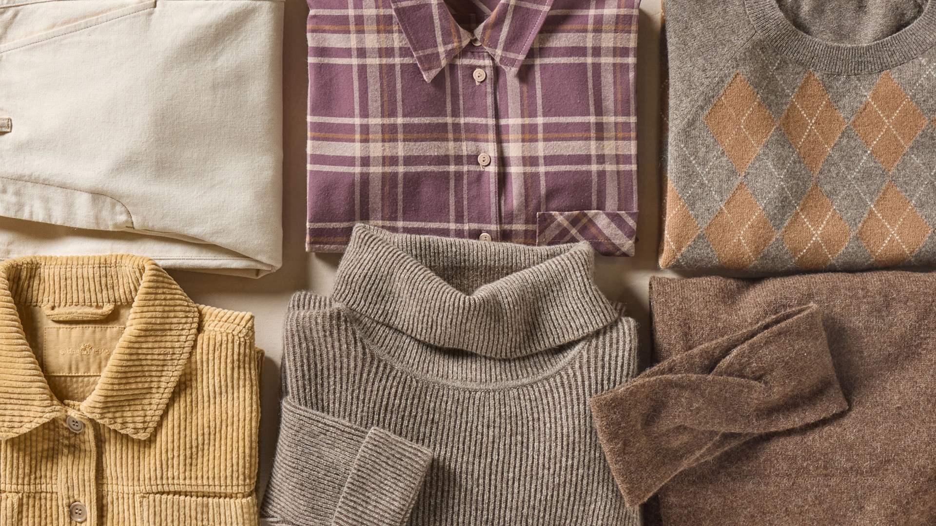 Gefaltete Kleidung aus natürlichen Materialien in neutralen Farbtönen