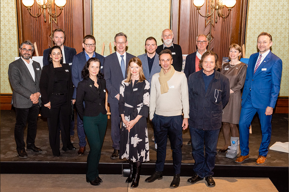 Gruppe von Menschen posiert gemeinsam bei einer Preisverleihung