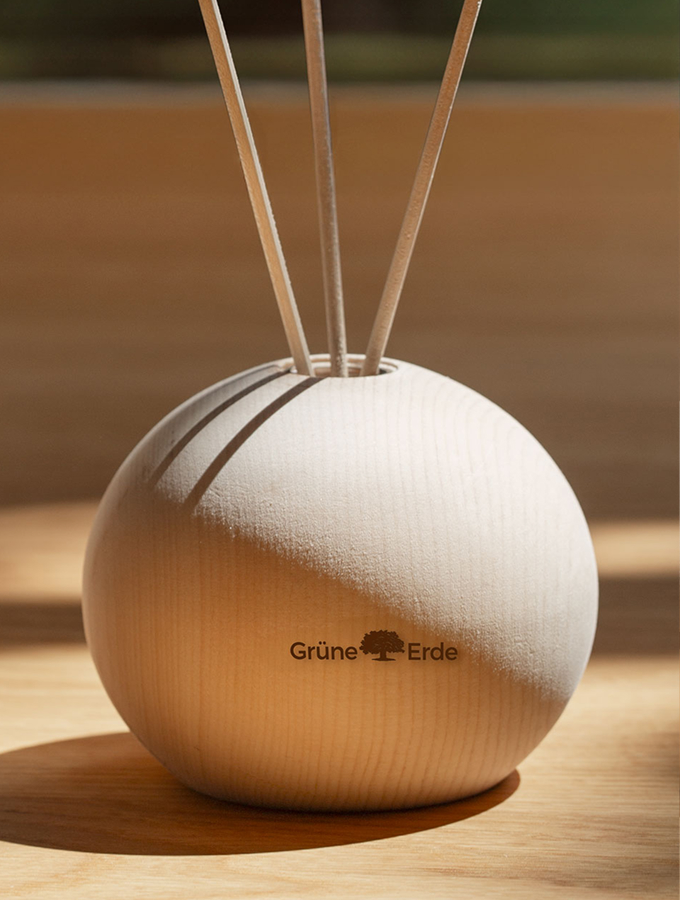 Kugelförmiger Diffuser aus Holz