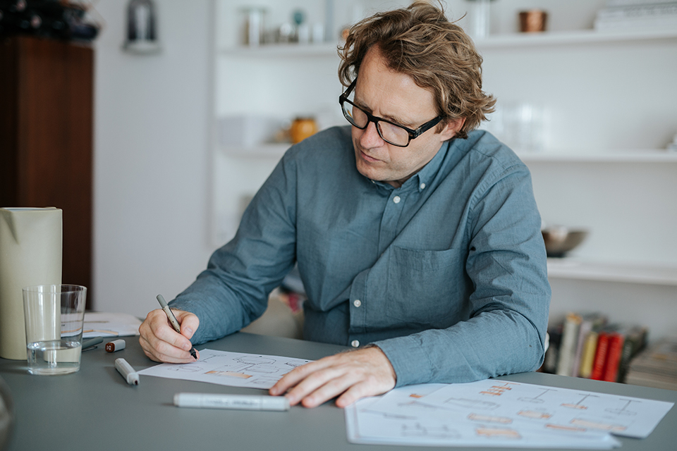 Produktdesigner Johannes Scherr beim Skizzieren neuer Produkte