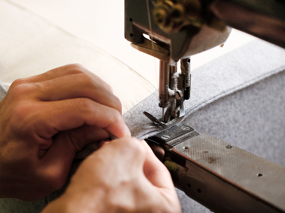 Hände mit Nähmaschine beim nähen