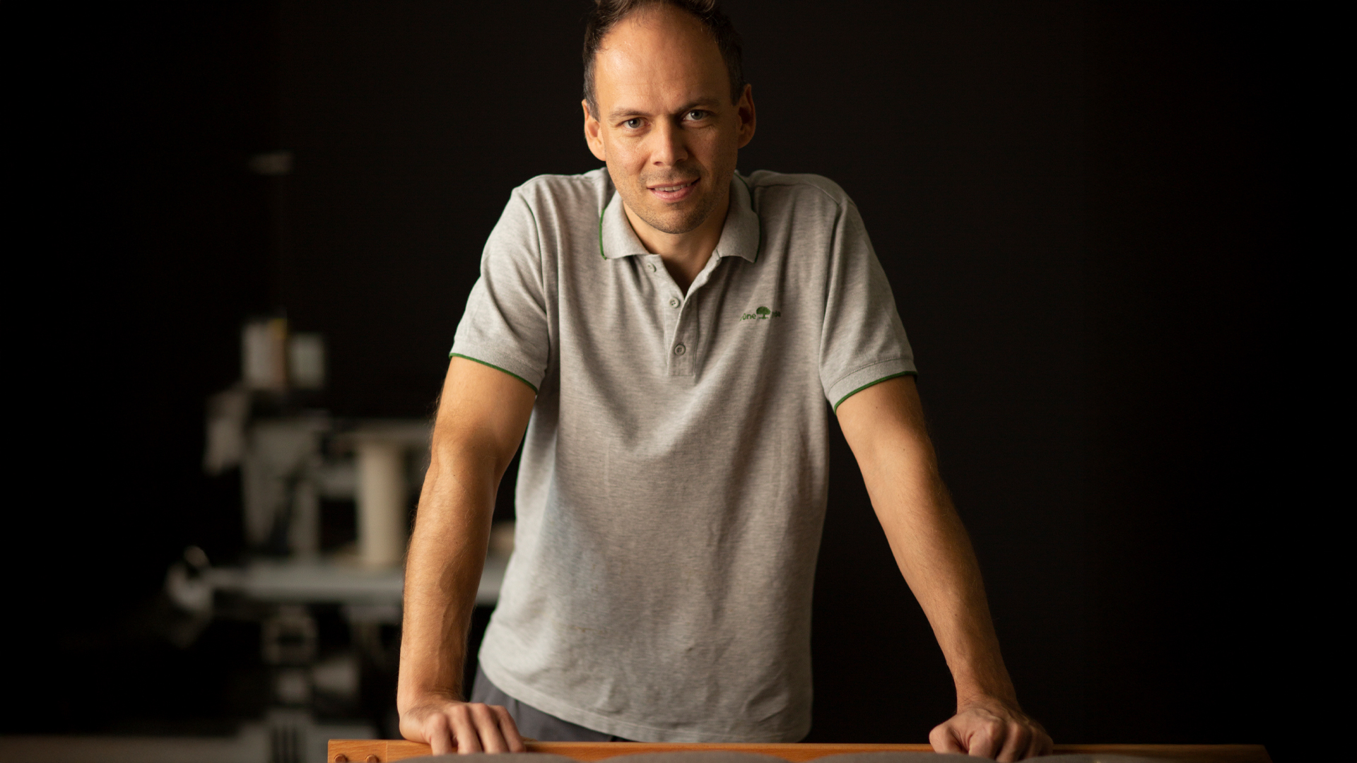 Mann steht in dunklem Raum