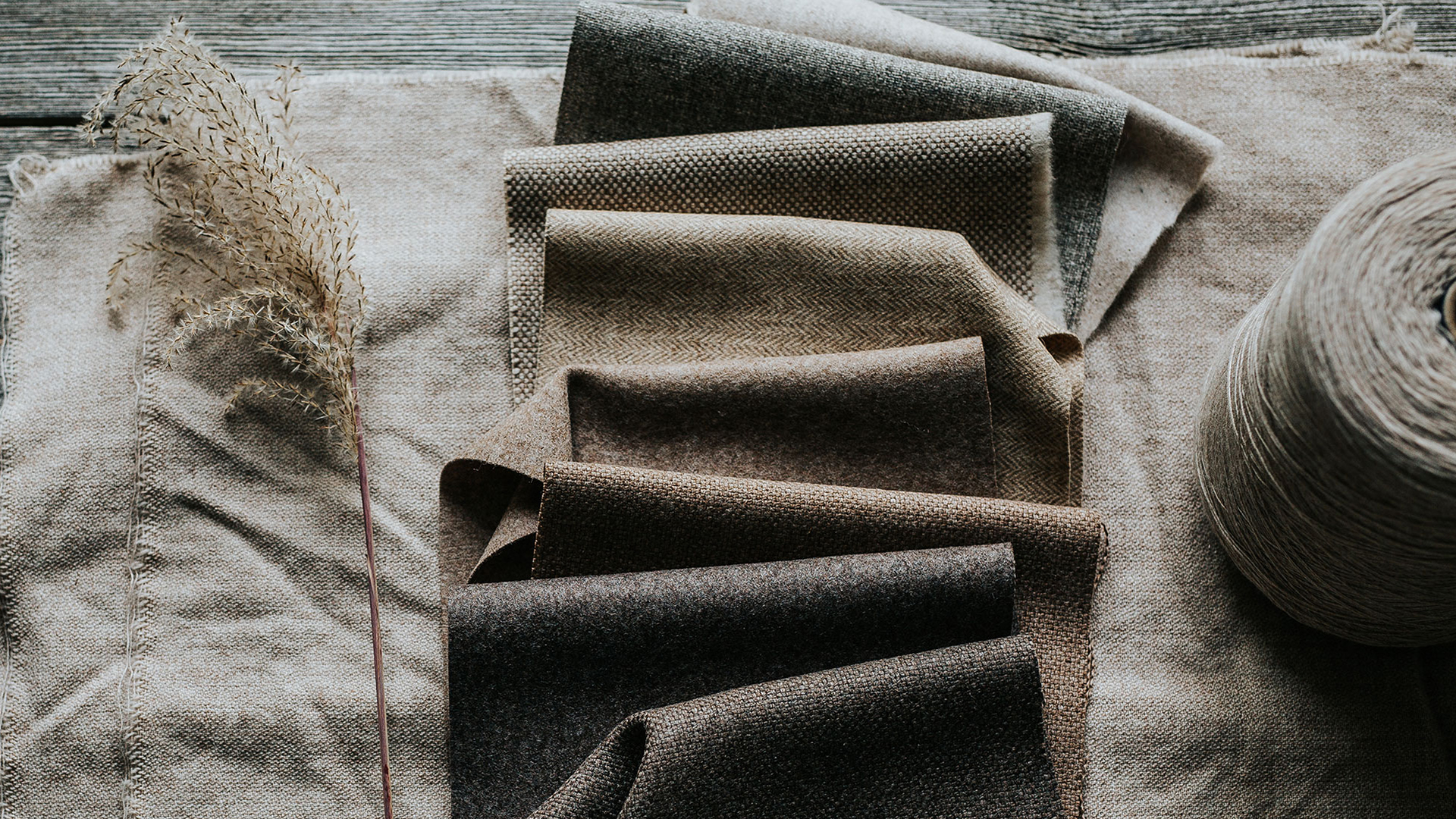 unerschiedliche Möbelstoffe aufgefächert