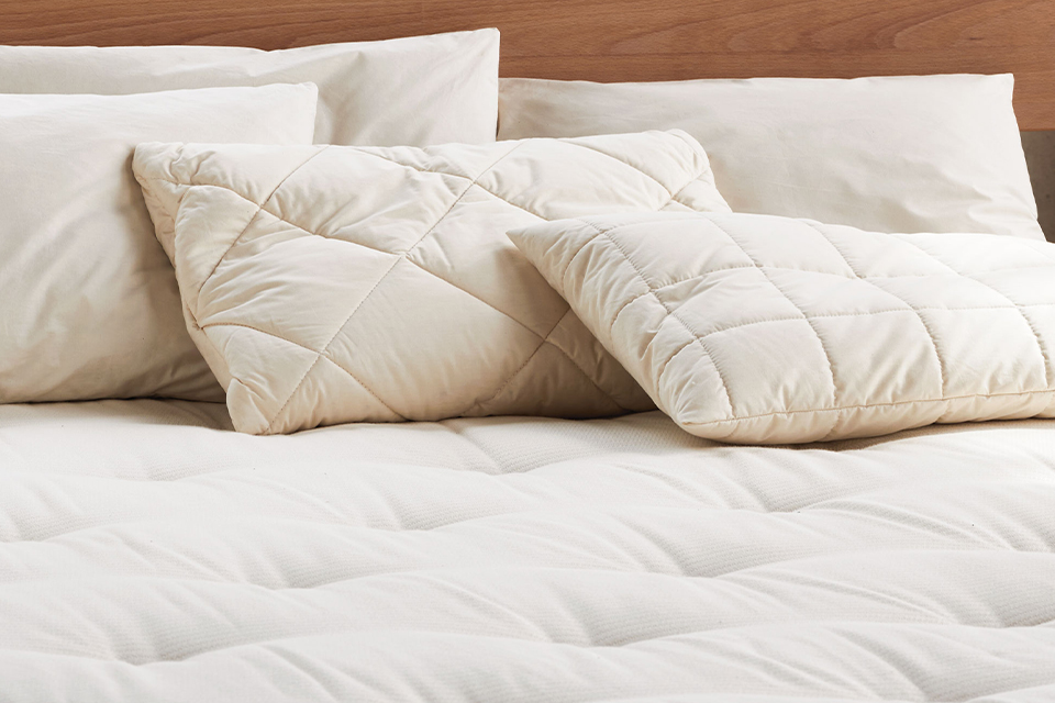 Verschiedene Kopfkissen auf hochwertigen Naturmatratzen