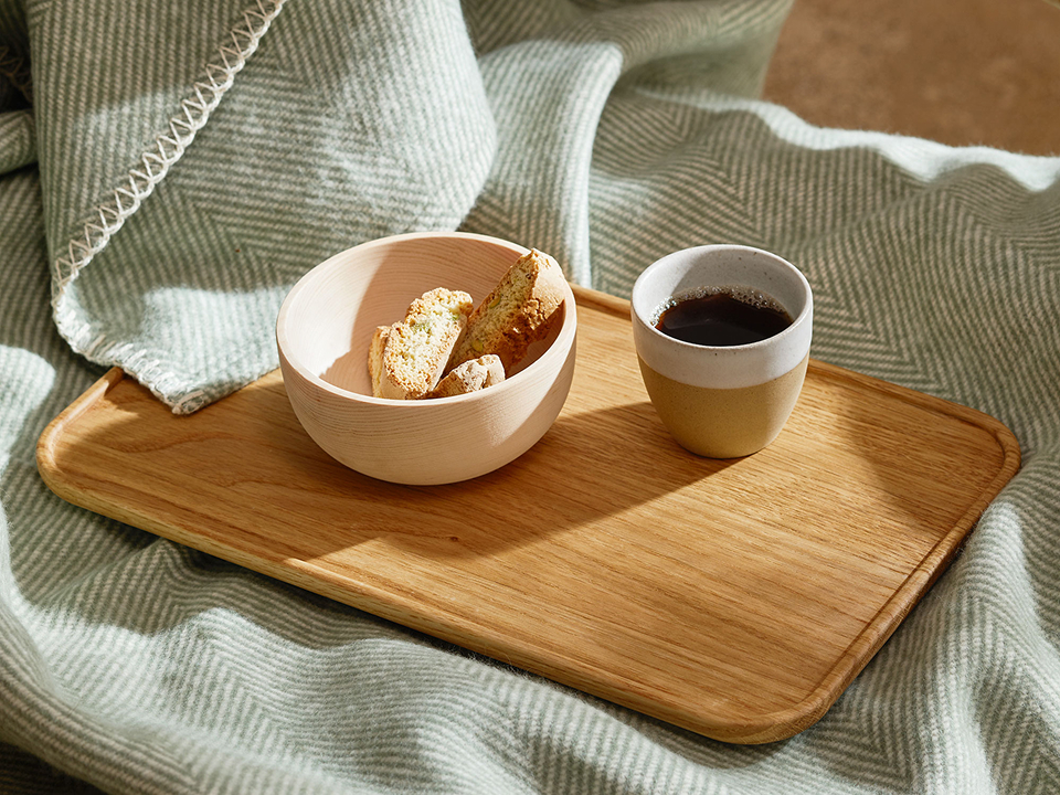 Holztablett mit Kaffetasse