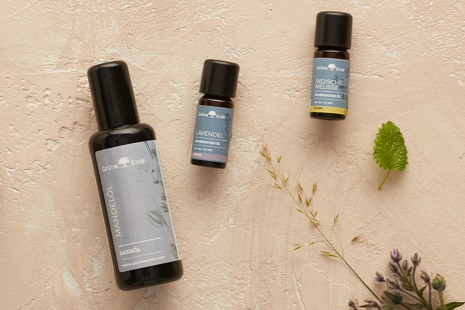Basisöl und Aromaöl nebeneinander