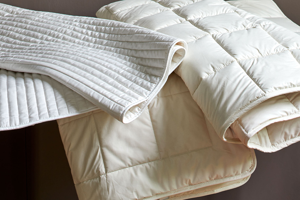 verschiedene aufgerollte Auflagen und Unterbetten