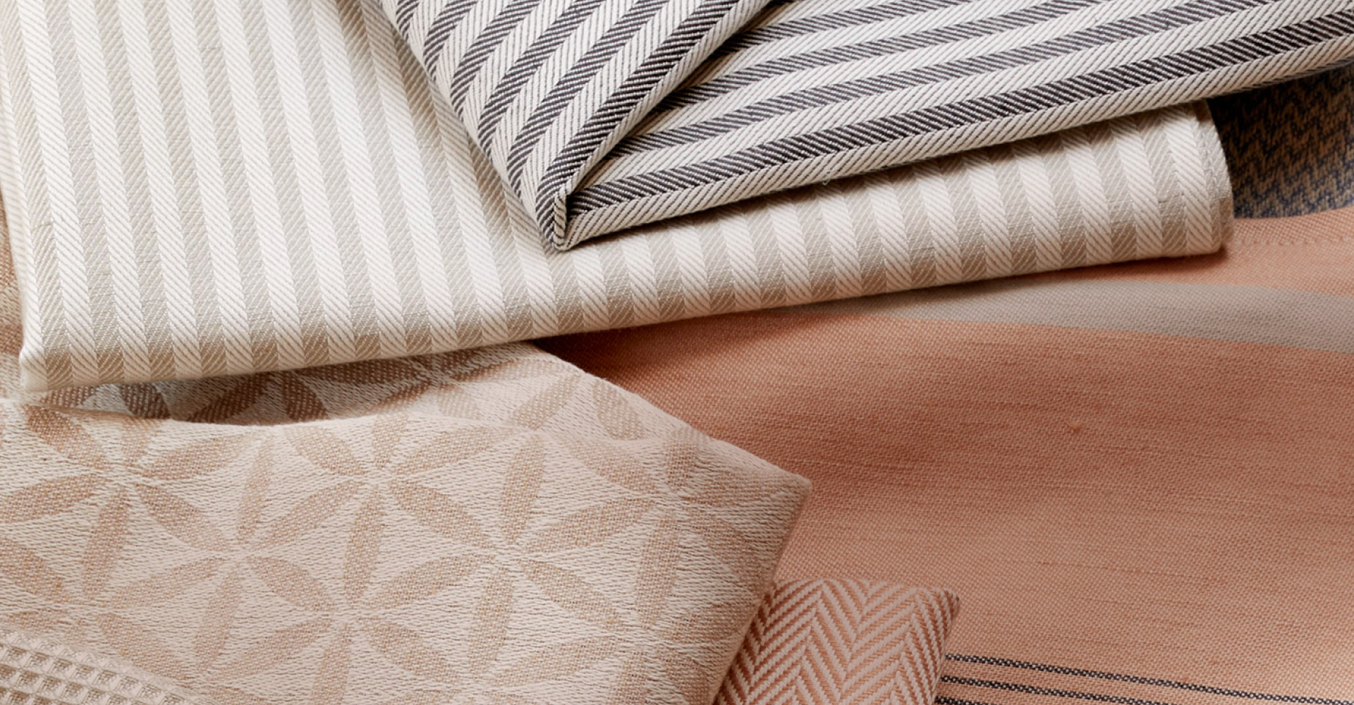 Verschiedenfarbige Geschirrtücher aufeinanderliegend