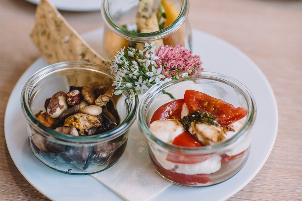 Kleine Gläser mit Snacks und Desserts