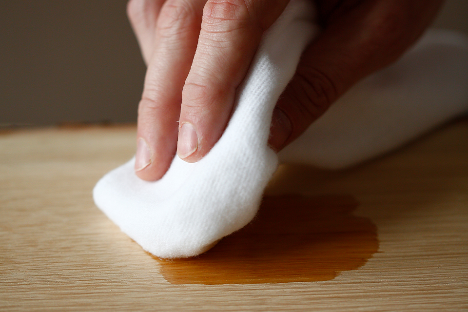 Tuch verteilt Öl gleichmäßig auf Holz für schonende Pflege