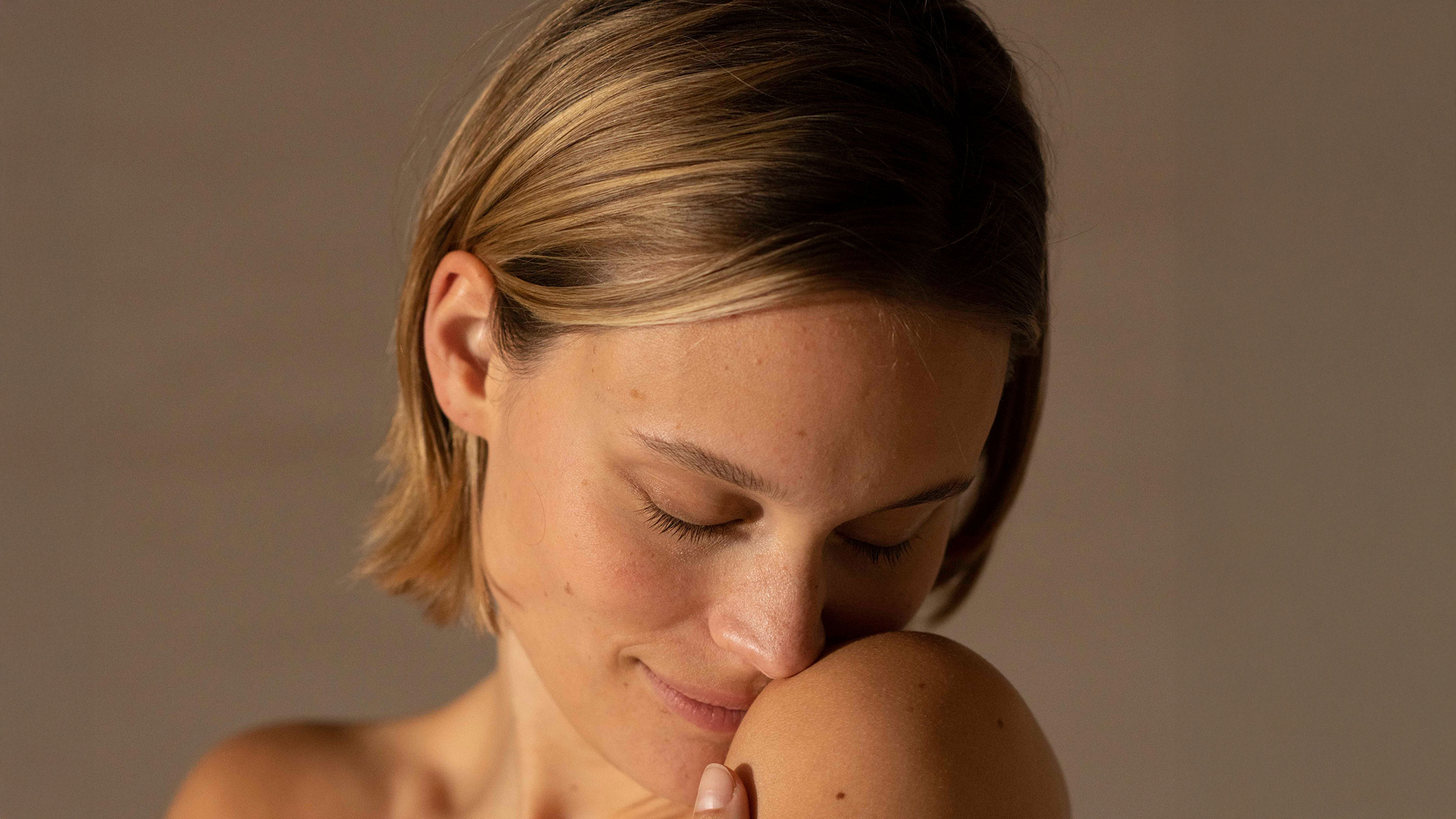 Frau neigt ihren Kopf auf ihre Schulter