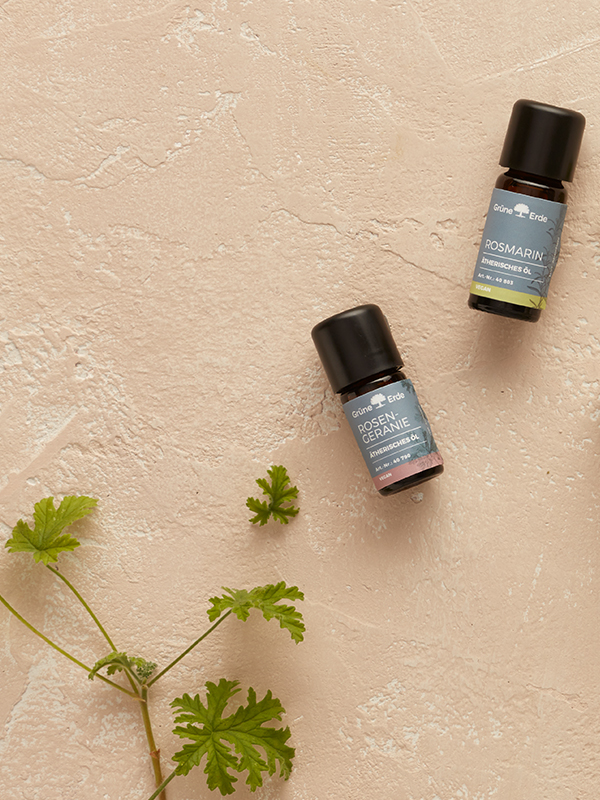 Ätherische Öle neben einer dekorativen Pflanze