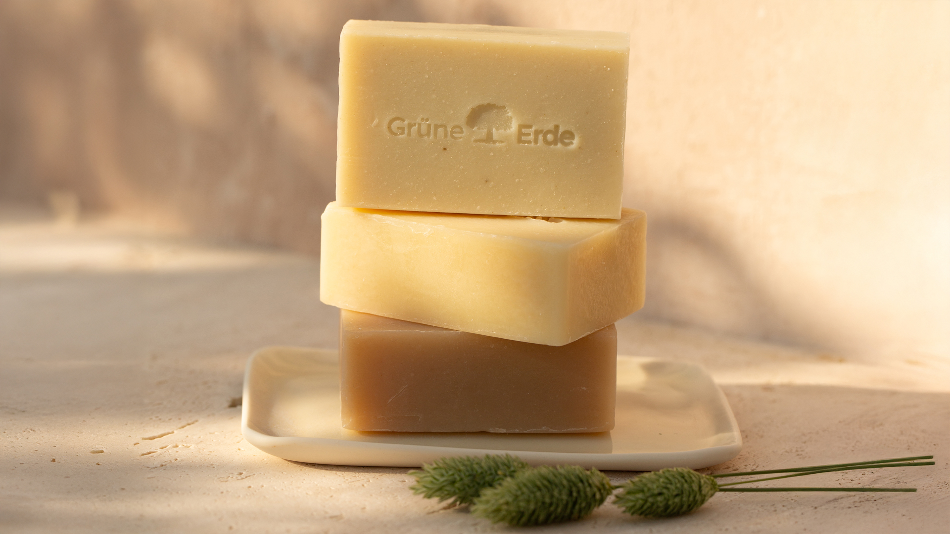 Drei feste Duschgels liegen in einem Stapel auf einem Teller