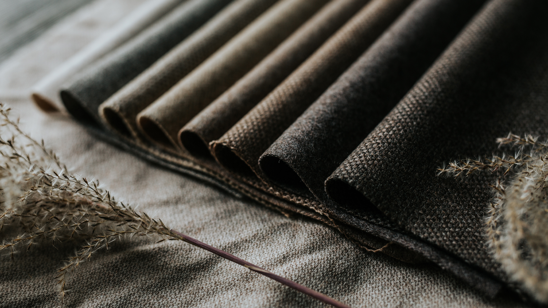 Gefaltete Möbelstoffe in dunklen Farbtönen