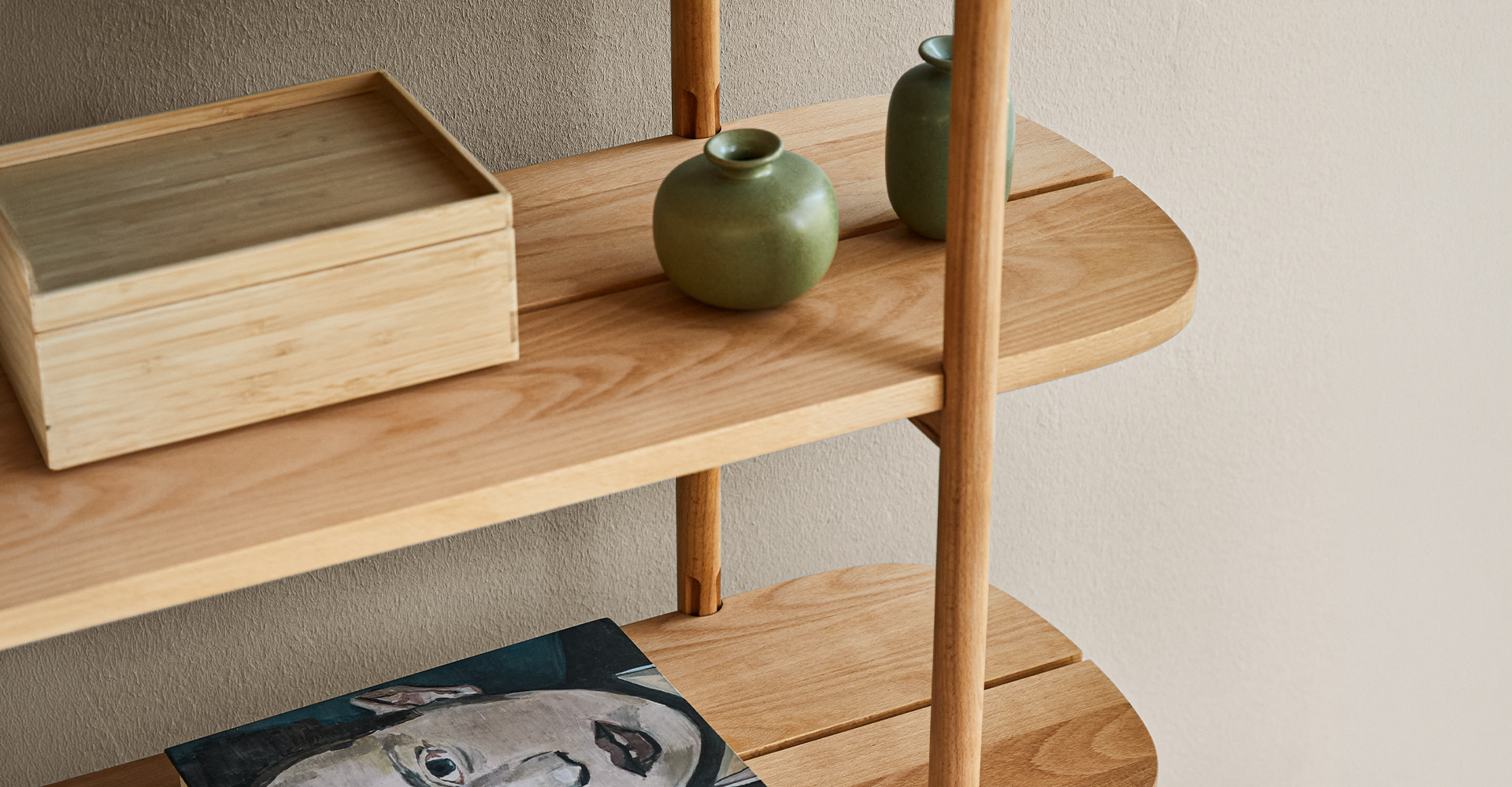 Regal Tonda Nahansicht, gefllt mit Bchern und Accessoires