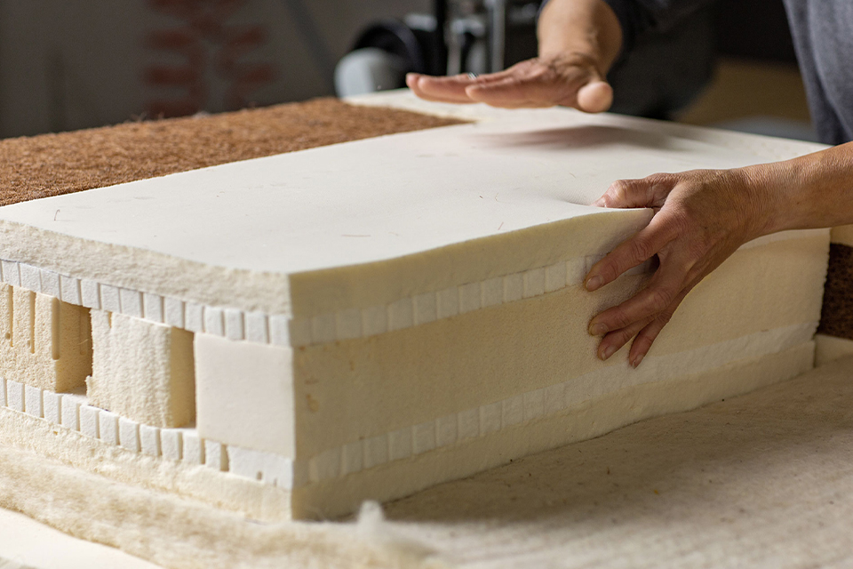 Naturlatexplatten werden von einer Arbeiterin geschichtet