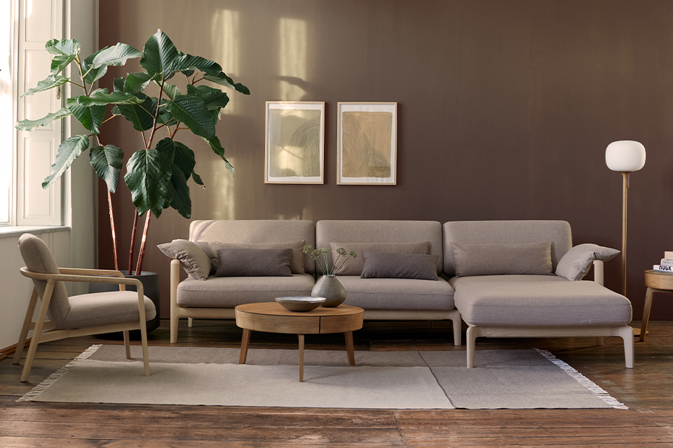 Lounge Sofa Linera mit Polsterstuhl und Couchtisch im Wohnzimmer