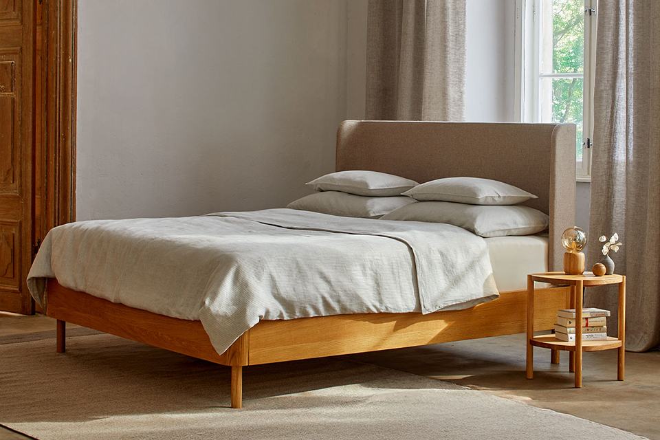 Massivholz Doppelbett mit hohem Betthaupt