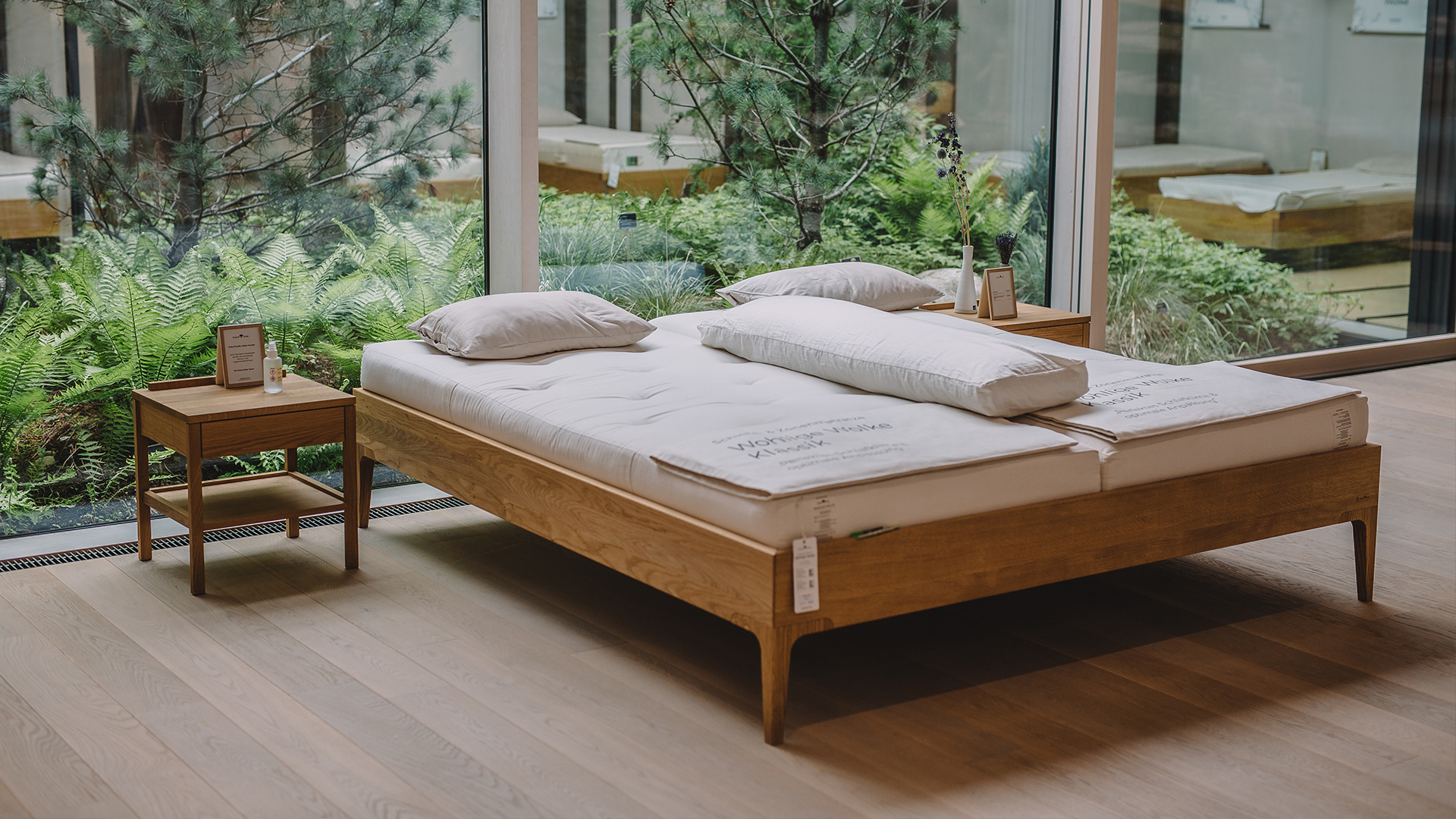 Bett mit Naturmatratzen zum Probeliegen in der Grüne Erde Welt