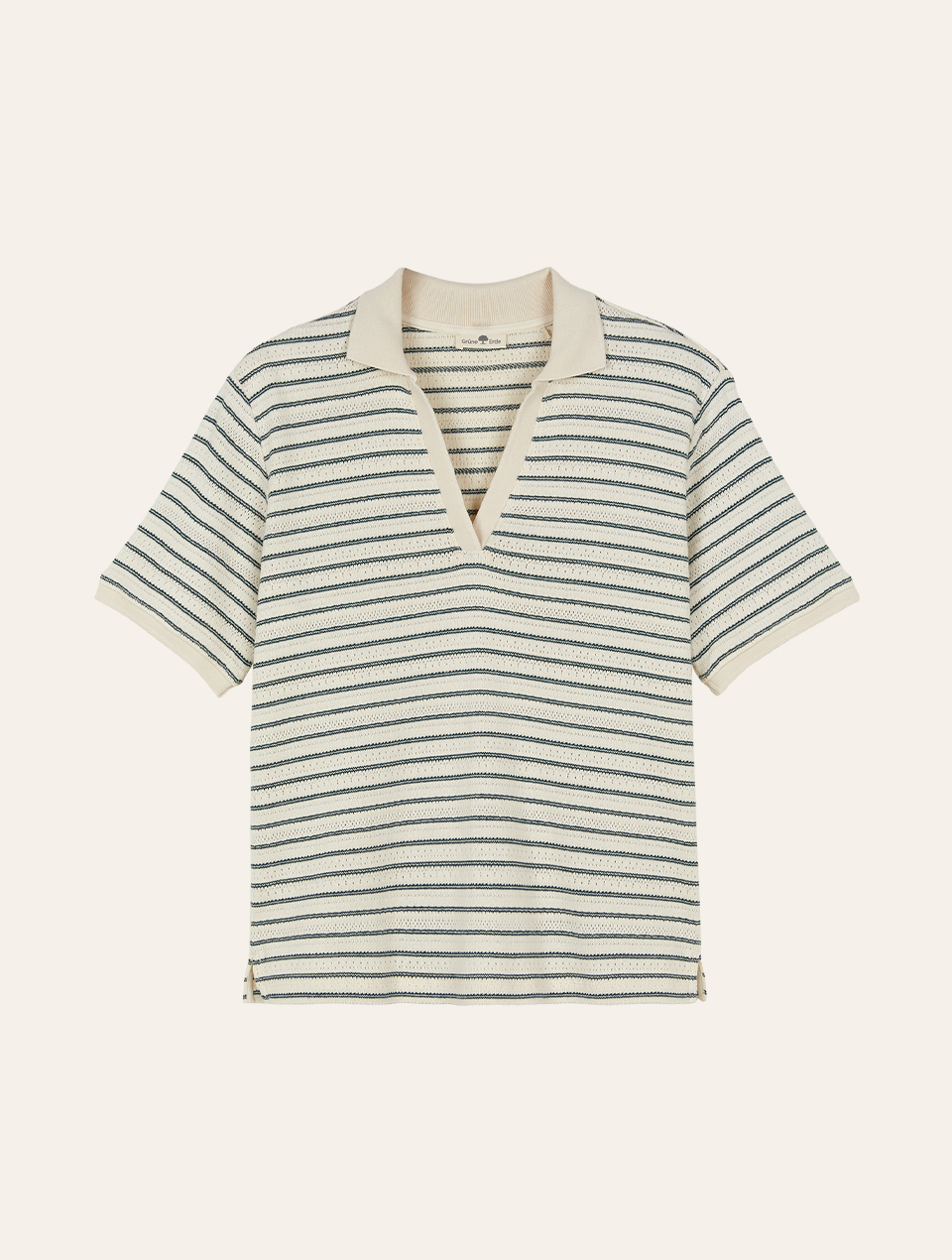 Gestreiftes Shirt mit Kragen auf weißem Hintergrund