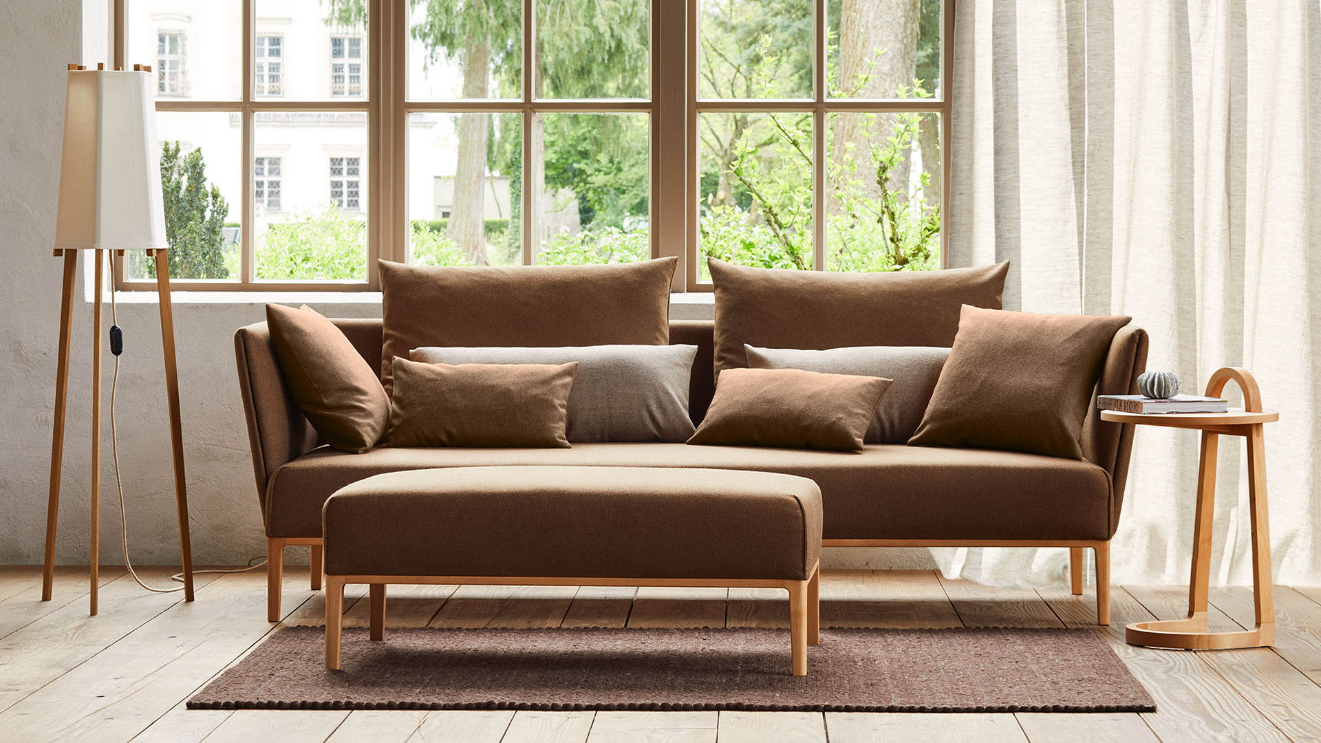 Sofa Lorea mit Hocker und Sofakissen