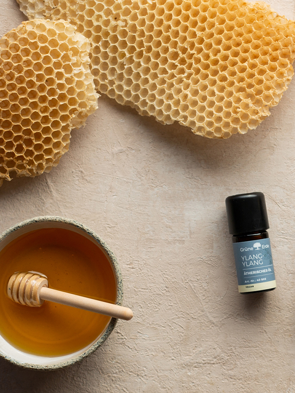 Ätherische Öle neben Honig und Wachs arrangiert