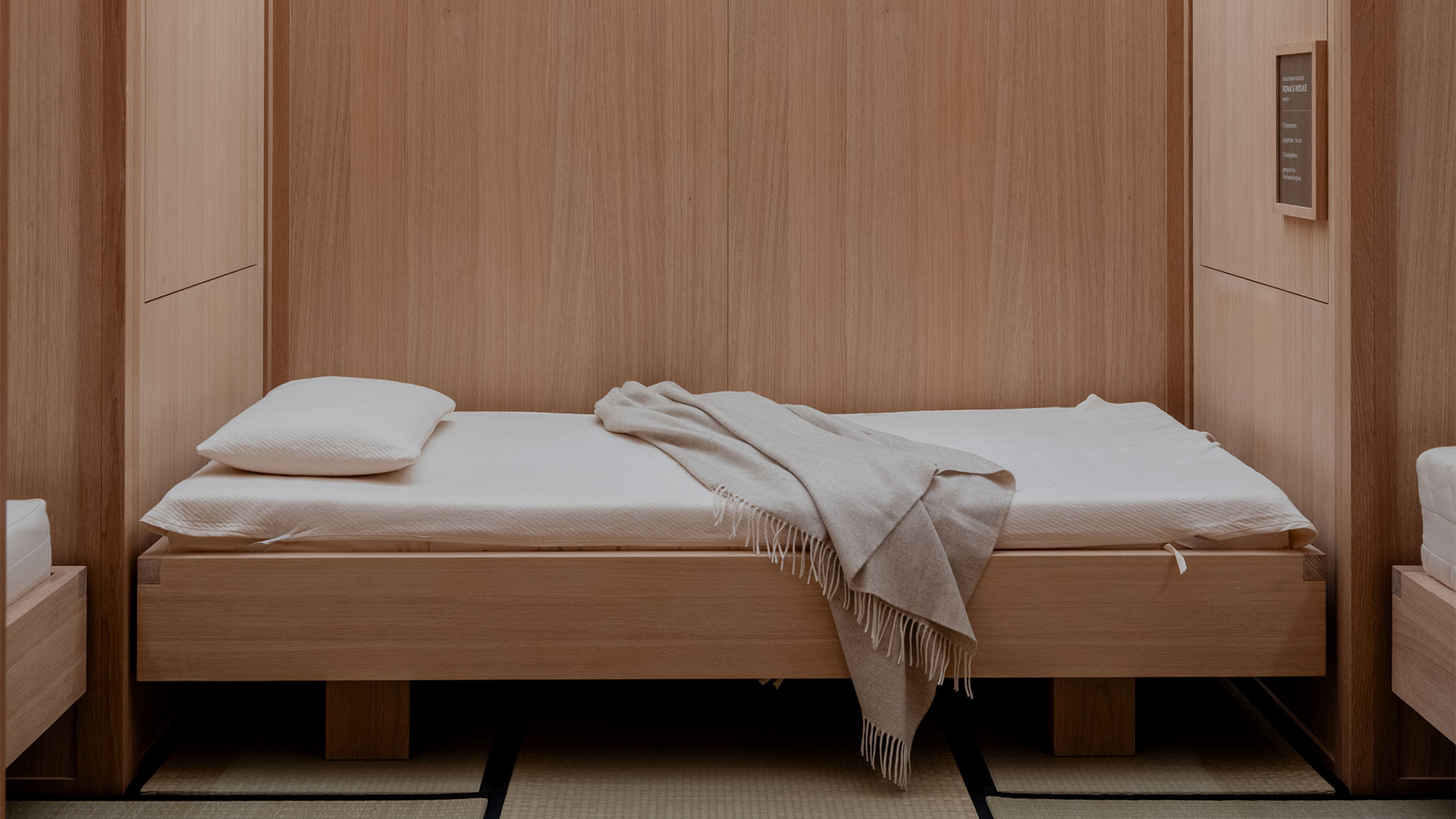 Kabine mit Bett zum Probeschlafen im Grüne Erde Store