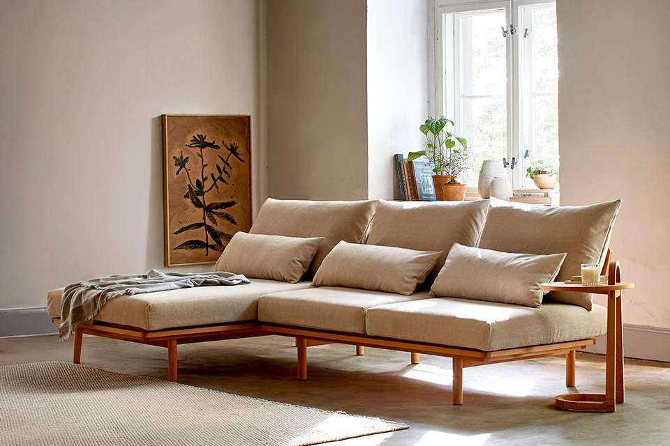 Helles Wohnzimmer mit beigem Sofa
