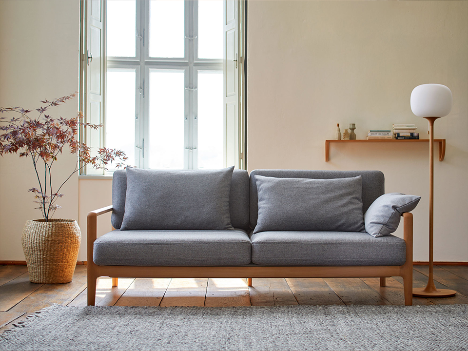 Wohnzimmer mit blauem Polstersofa Linera