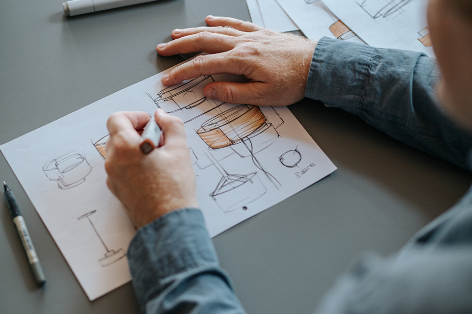 Produktdesigner Johannes Scherr beim Skizzieren von Neuprodukten