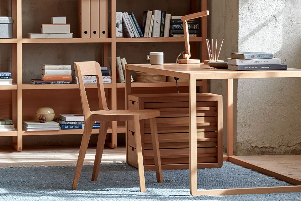 Organisierter Schreibtisch mit Regalen und natürlicher Holzoptik