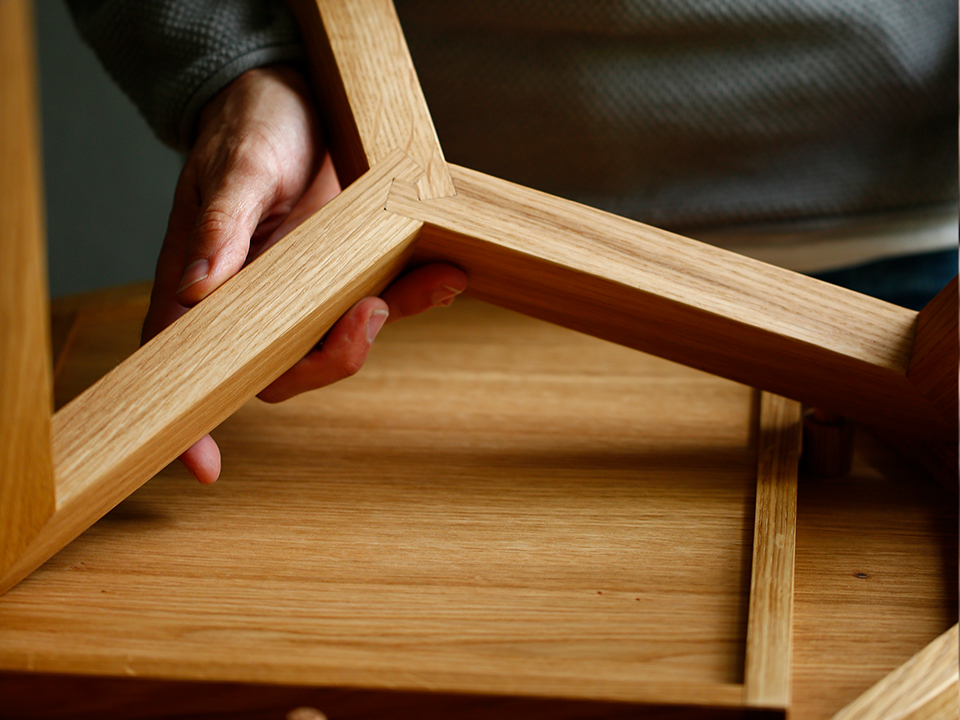 Ansicht Haende bei der Moebel Fertigung