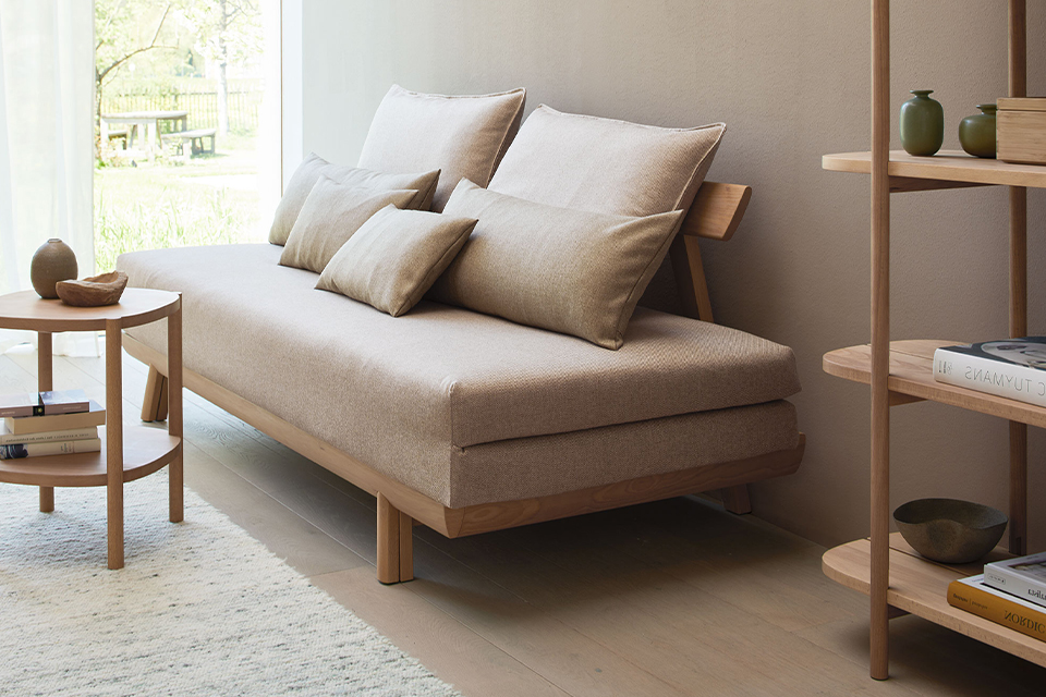 Helles Wohnzimmer mit beigem Sofa und natürlichen Materialien im skandinavischen Stil