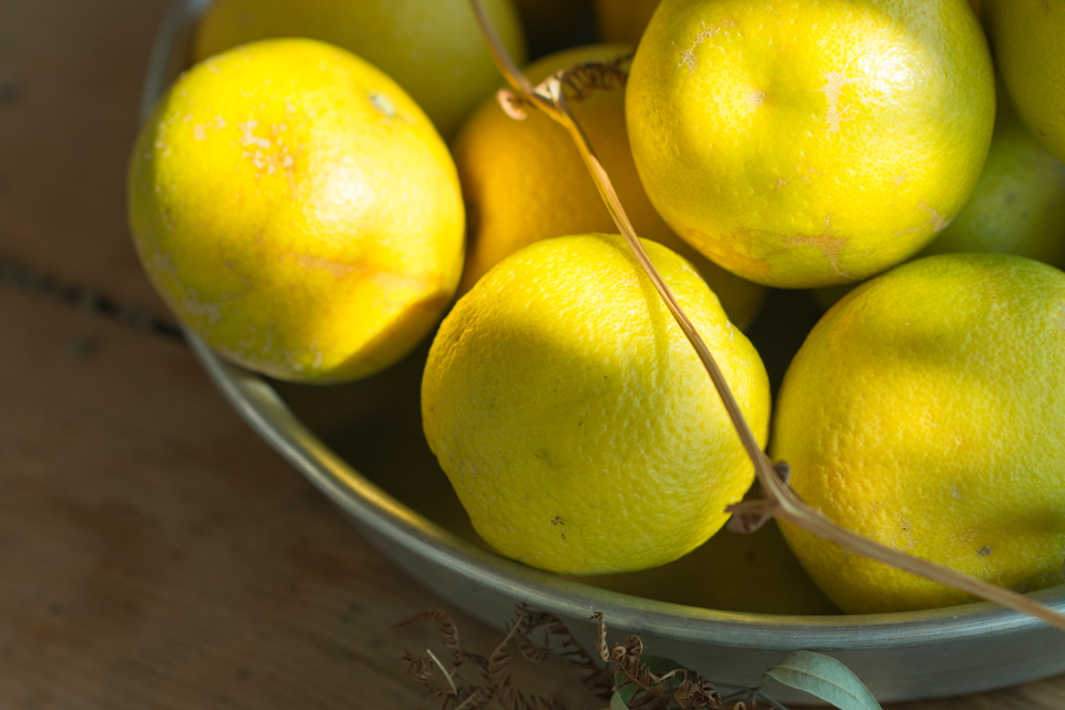 Frische Zitronen in Schale als natürliche Zutaten Inspiration