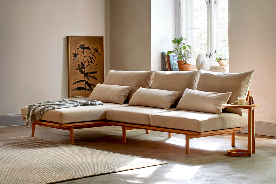 Hellgraues Sofa Lana vor einem Fenster