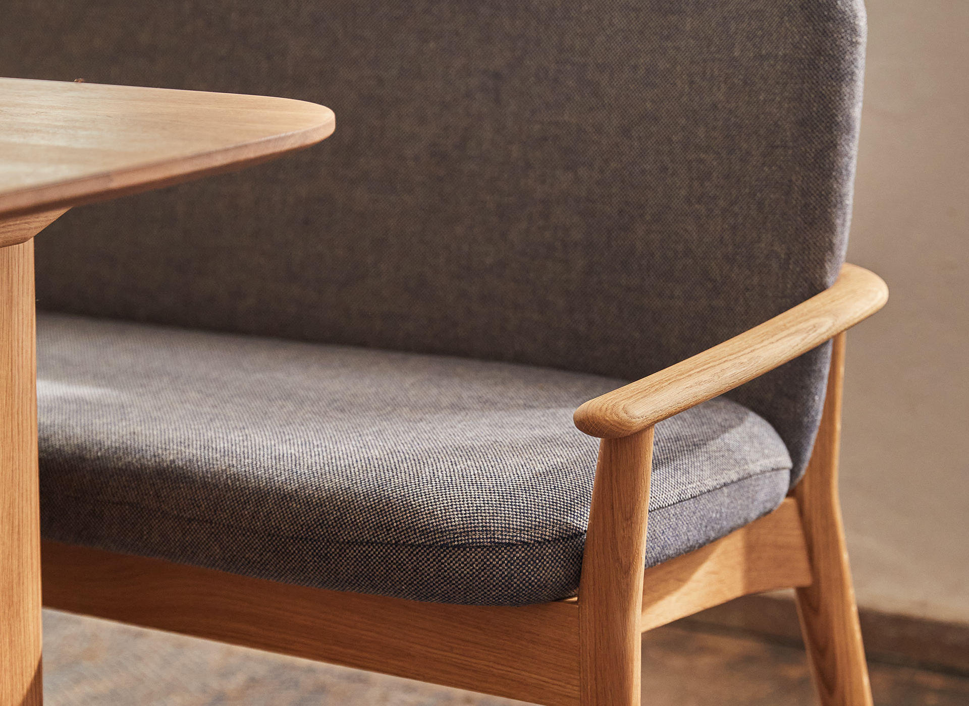 Ausschnitt Massivholztisch Kilian mit Bank