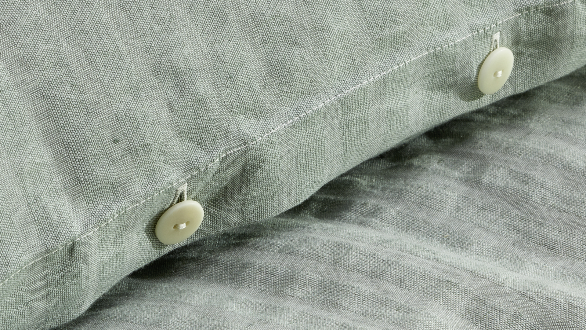 Detailbild von Knopfleiste eines Kissenbezugs