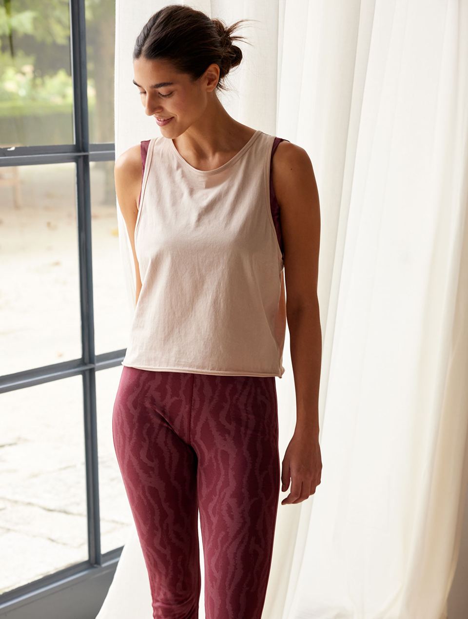 Frau in roter Leggings und beigem Top