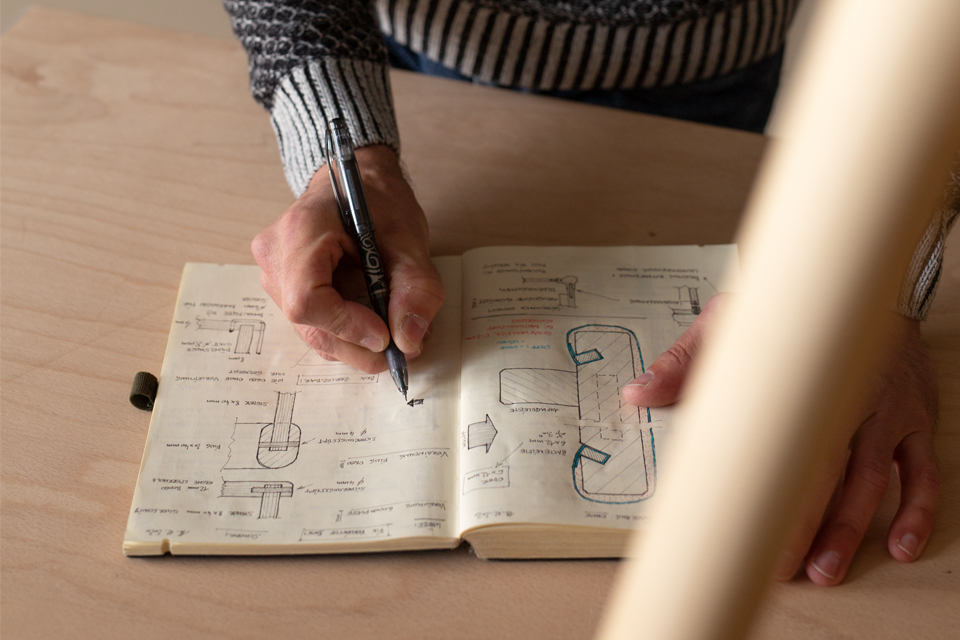 Designer arbeitet am Design r Babywiege Serafina