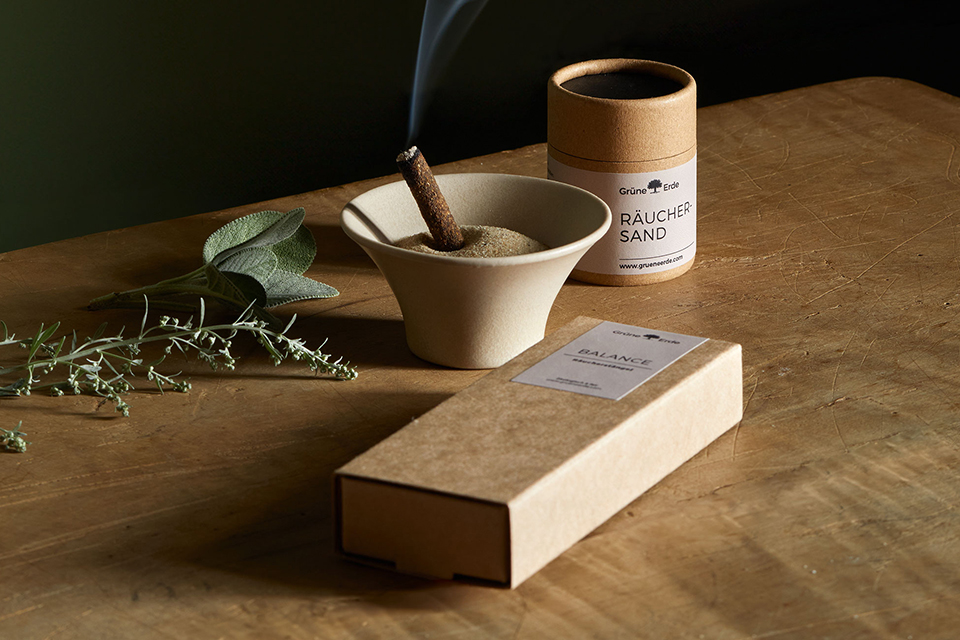 Räucherschale mit Rauch auf Holzblock ruhige minimalistische Szene