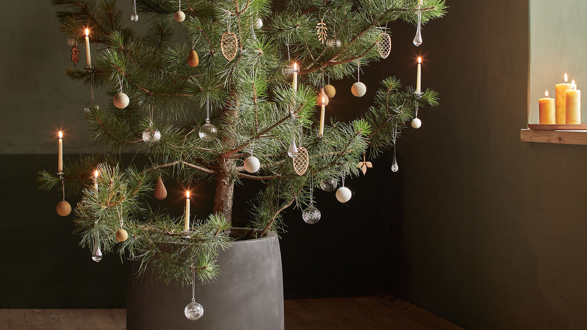 Geschmückter Weihnachtsbaum mit Lichtern und festlicher Dekoration