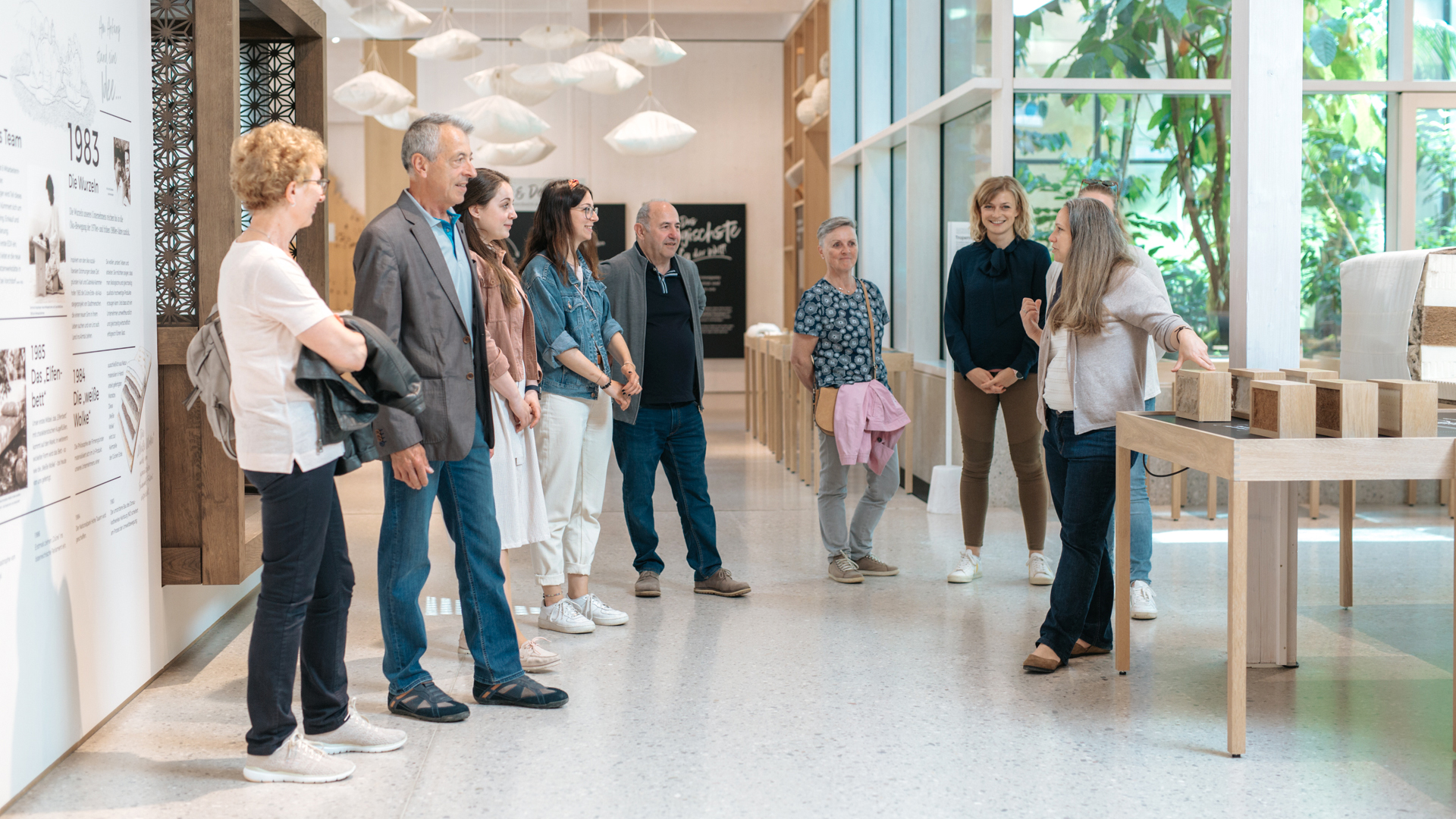 Besuchergruppe im Innenraum folgt aufmerksam einer Führung