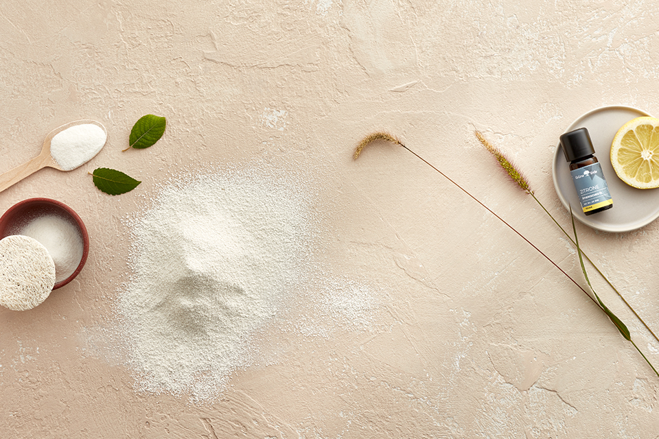 Zutaten und ätherische Öle für erfrischendes Körperpuder dekorativ angeordnet